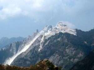 Una cava sulle Alpi Apuane oppure una cittadella dei nani